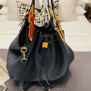 PEBBLE LEATHER NAVY COACH BAG/CROSSBODY